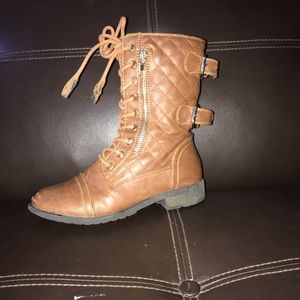 BROWN COMBAT BOOTS